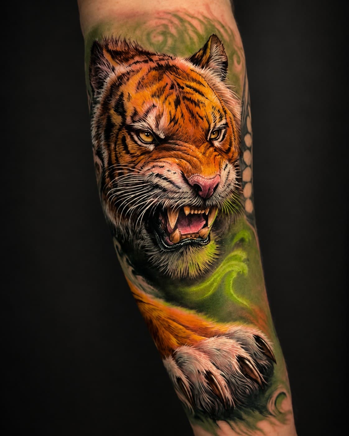 Tigre rugindo em cor, sobre fundo verde, no antebraço