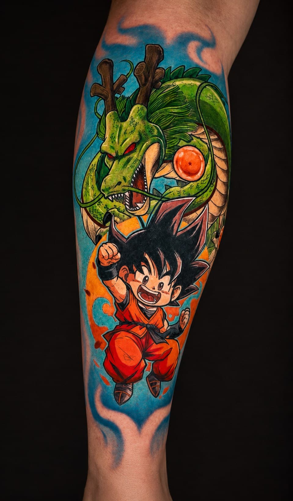 Goku e o dragão Shenlong em cor, na panturrilha