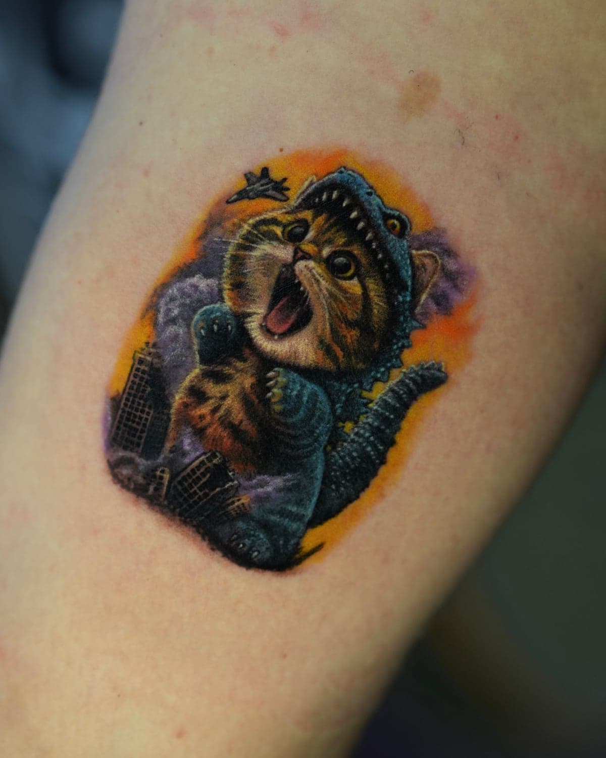 Gato fantasiado de monstro em cena urbana, em realismo colorido